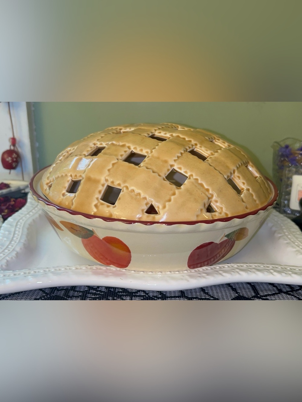 Nantucket Home Vintage Apple-themed ceramic pie keeper